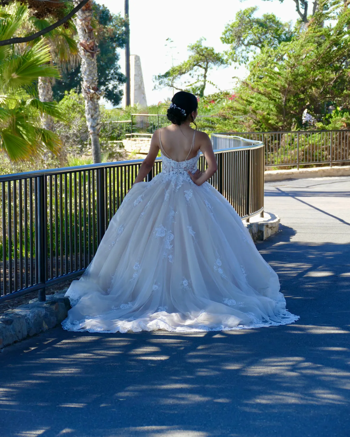 Quinceañera con vestido de gala en un jardín
